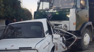 Bərdədə "KamAZ" minik avtomobili ilə toqquşub, ölən var 