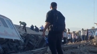 İranda qatar relsdən çıxdı - Yaralananlar var - VİDEO