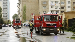 В Баку произошел пожар в жилом здании