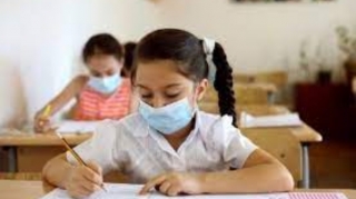 Şagirdlər məktəbə gedəndə maska taxmalıdırlarmı?
