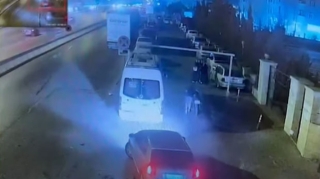 Şəhərcikdə kuryoz oğuruq:  Mühərriki işə salmadan ərazidən uzaqlaşdı - VİDEO 