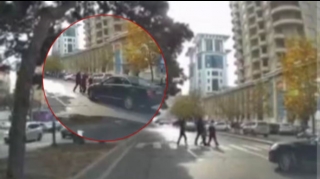 Bakıda sürücü avtomobilini piyadaların üzərinə sürdü - VİDEO 