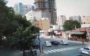 Bakıda "avtoş" şəhəri bir-birinə qatdı: bir neçə maşını əzdi - FOTO - VİDEO