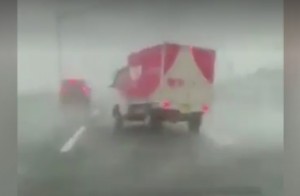 Qasırğa yaxınlaşır: evlərin damlarını, ağacları və avtomobilləri uçurur - VİDEO