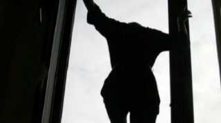 Gəncədə bədbəxt hadisə  - 17 yaşlı qız 7-ci mərtəbədən yıxılıb