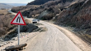 Bu yolda yenidən torpaq sürüşməsi olub: Təhlükə yaranıb - VİDEO 
