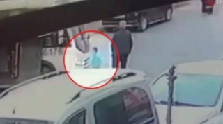 Avtomobil valideynlərinin nəzərindən yayınan yeniyetməyə çırpıldı - VİDEO 