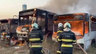 Bakıda istismara yararsız avtobuslar yanıb - VİDEO 
