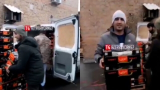 Ukraynada azərbaycanlılar yerli sakinlərə pulsuz meyvə paylayıblar - VİDEO 