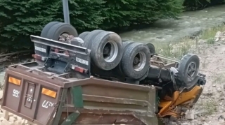 Kəlbəcərdə daşla dolu "Kamaz" aşıb - VİDEO 