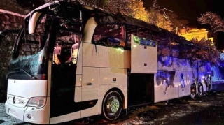Türkiyədə polisləri daşıyan avtobus YANDI - VİDEO 