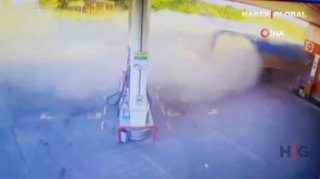 Qoşqulu yük avtomobili yanacaqdoldurma məntəqəsinə çırpıldı   - VİDEO