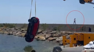 Sürücü əl əyləcini çəkməyi unutdu, maşın dənizə düşdü - VİDEO 