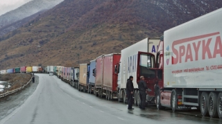 Ermənilərin yeganə yolu bağlandı:  maşınlar sərhəddə gözləyir, ümid Bakıyadır 