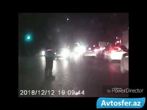 Yol polislərinin gözü qarşısında "protiv" gedən sürücü kimdir? – VİDEO