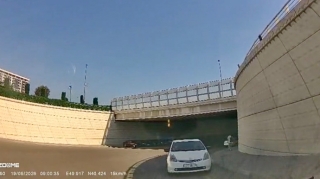 Sürücü tuneldən əks istiqamətdə çıxdı, sərnişin isə ona haqq qazandırdı   - VİDEO