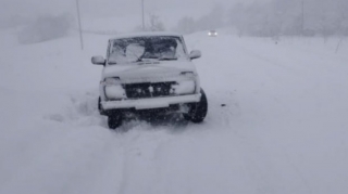 Движение на дороге, ведущей в Исмайыллинский район, ограничено из-за снега и метели  - ФОТО