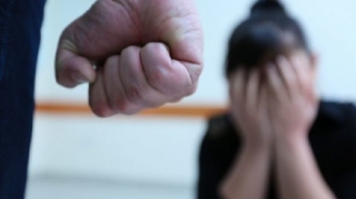 Bakıda qadını dəmir parçası ilə hədələyib soydular