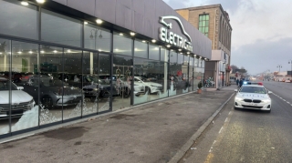 Bakıda avtosalonun qarşısındakı səki avtomobillərdən təmizləndi - VİDEO