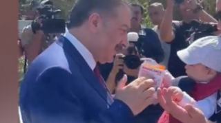 Türkiyəli nazir Şuşada uşağa oyuncaq ambulans hədiyyə etdi - VİDEO 