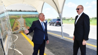 İlham Əliyev Əhmədbəyli-Füzuli-Şuşa yolunun 27 kilometrlik hissəsinin tikintisi ilə tanış olub   - FOTO