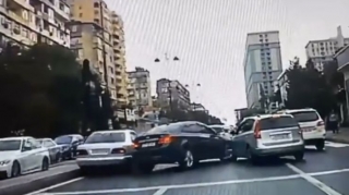 Piyada keçidində zəncirvari qəza: "Mercedes" "Chevrolet"ə çırpıldı və...    - VİDEO