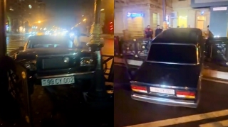 В Баку "семерка" врезалась в ограждение и выехала на тротуар - ВИДЕО 