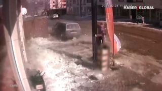 Buz parçası altında qalmaqdan son anda xilas ola bildi - VİDEO