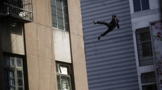 В Баку студент бросился с 8-го этажа