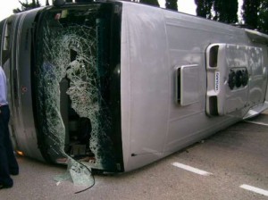 Avtobus aşdı: 1 ölü, 26 yaralı