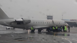 Bakıdan Qazaxıstana uçan təyyarə maşınla toqquşdu — VİDEO 