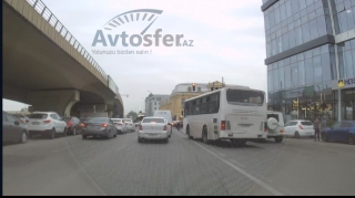 В Баку на этой автобусной полосе нет прерывистой линии для поворота направо: водители вынуждены нарушать правила — ВИДЕО 