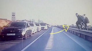 В Баку пешеход перепрыгнул через разделительное ограждение, создав опасную ситуацию на дороге - ВИДЕО 