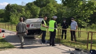 Avtomobil dayanacağa çırpıldı, ata ilə oğulun üstünə aşdı