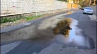 Bakıda küçənin ortasında asfaltdan su qaynayır - VİDEO
