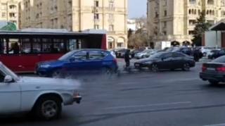 Bakıda "Kia" "BakuBus"la toqquşdu - VİDEO 