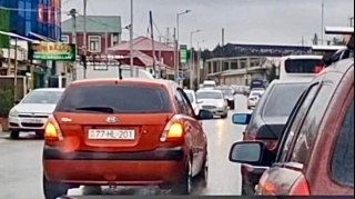 Tıxaca səbri çatmayan sürücü əks yola çıxıb maşınların üzərinə sürdü   - VİDEO