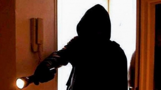 Usta evdən 15 min manatlıq qızıl-zinət əşyaları oğurladı