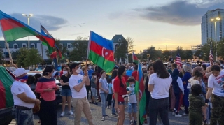 BMT-nin qarşısında "Hamımız Mübarizik" şüarı səsləndirib