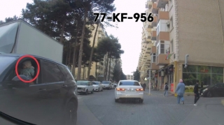 Azyaşlı uşağını sükan arxasına keçirən sürücü: Bunlar baş versə... - VİDEO