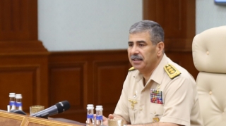 Müdafiə naziri xidməti müşavirə keçirib