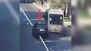 Dayanmış avtobusu keçən zaman xəttin üzərinə çıxmaq olar? - VİDEO