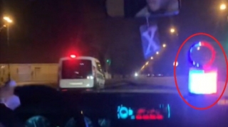 Maşına sayrışan işıq qoyan "avtoş" qazi polisin gözü qarşısında qəzaya düşdü  - VİDEO