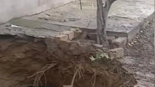 Bakıda kanalizasiya torpağı yuyub aparıb; evin təməli yox imiş - VİDEO 