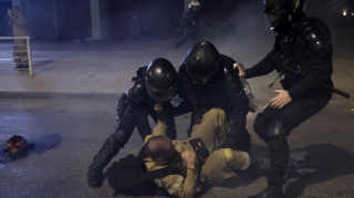 Polis və yanğınsöndürənlər arasında qarşıdurma; Yaralılar var 