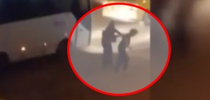 Taksi sürücüsü qadın sərnişini vəhşicəsinə döydü - VİDEO