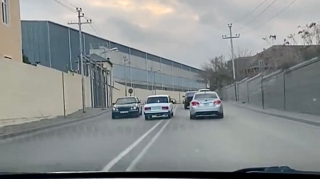 Biləcəridə əks yola çıxan sürücü qarşıdan gələnləri riskə atdı - 10-ZT-837   - VİDEO