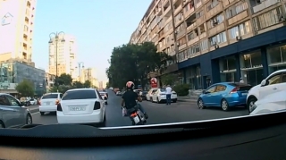 Bakıda “ara işləyən”  moped sürücüsü təhlükə saçdı - VİDEO 