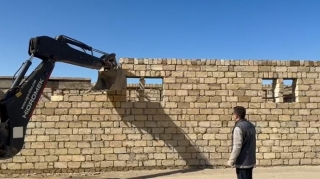 Abşeronda qanunsuz tikililər sökülüb  - VİDEO