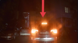 Öz rahatlığını düşünən sürücü yolu bağlayıb hərəkətə mane oldu - VİDEO